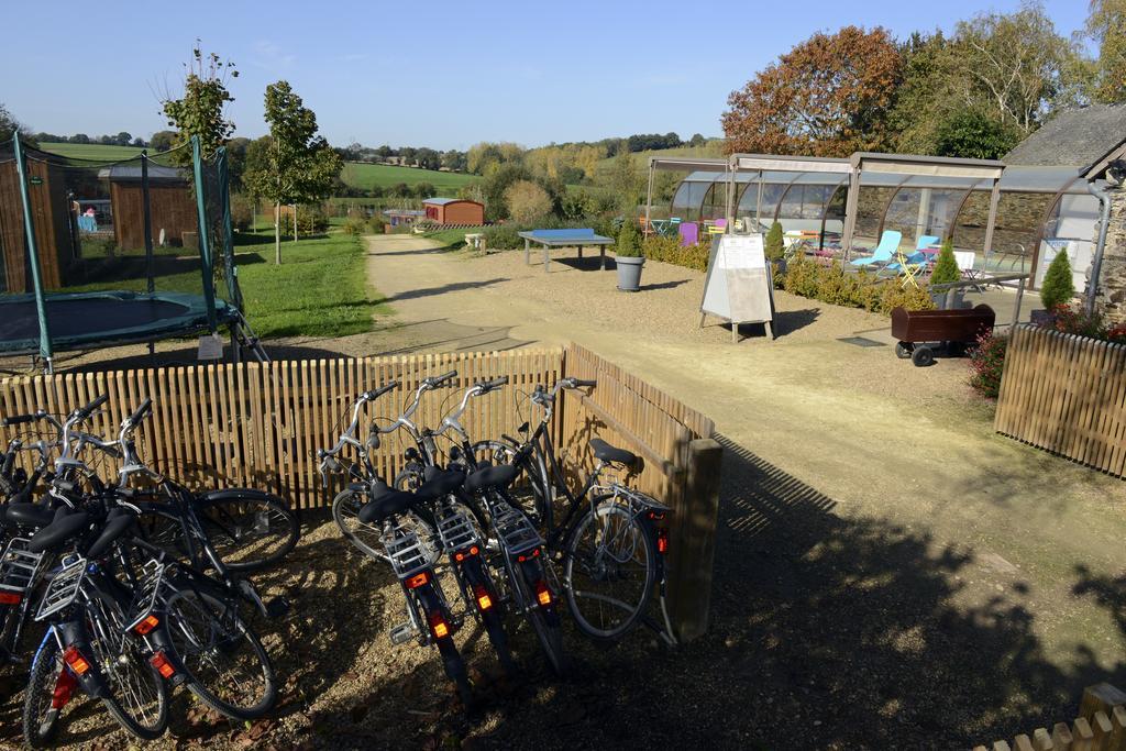 Les Roulottes & Cottages Du Moulin Chenillé-Changé Exteriör bild