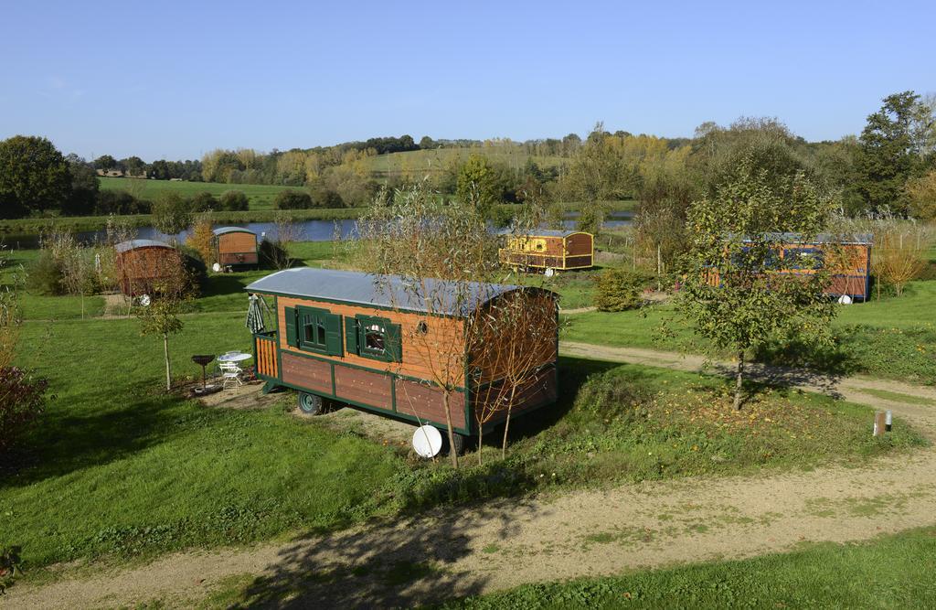 Les Roulottes & Cottages Du Moulin Chenillé-Changé Exteriör bild