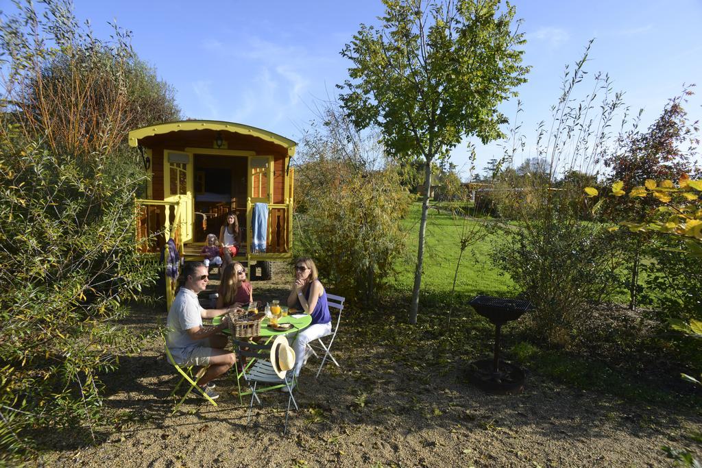 Les Roulottes & Cottages Du Moulin Chenillé-Changé Exteriör bild